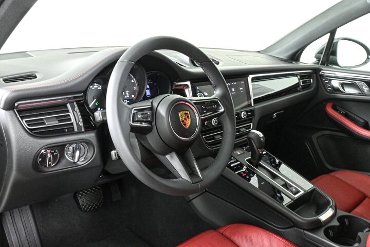 2025 Porsche Macan T photo 4