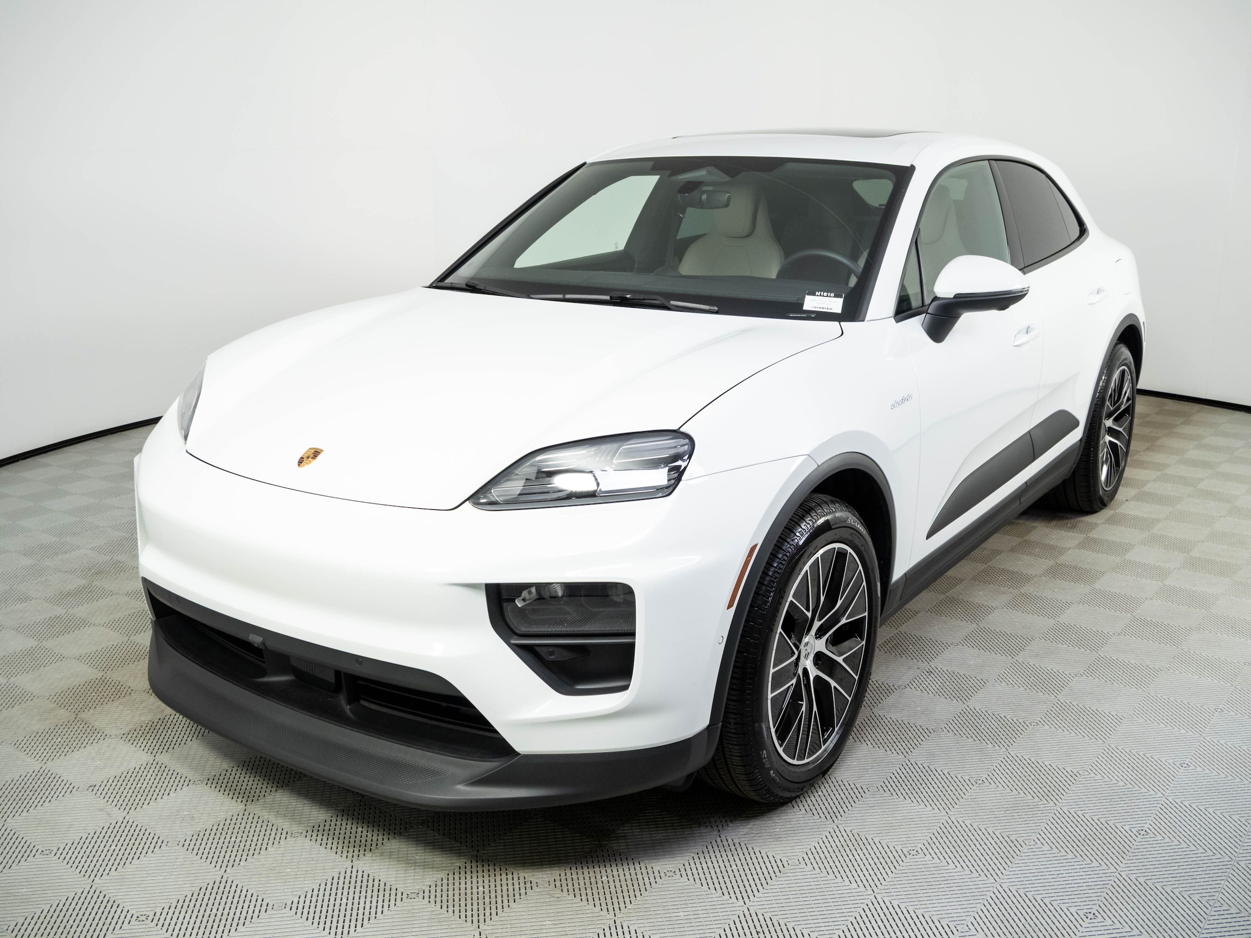 2025 Porsche Macan Macan Electric's photo