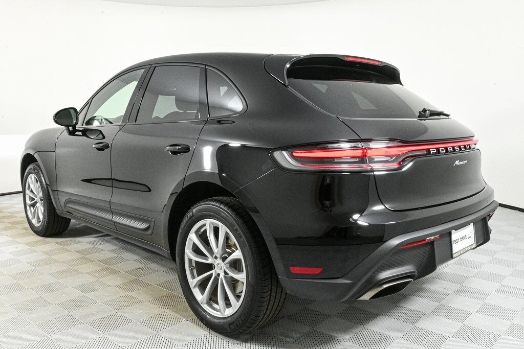 2025 Porsche Macan T photo 3