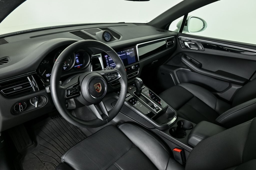 2025 Porsche Macan T photo 4