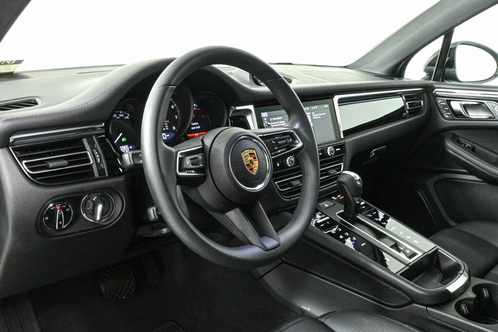 2025 Porsche Macan T photo 4