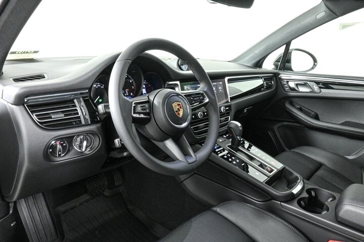 2025 Porsche Macan T photo 4