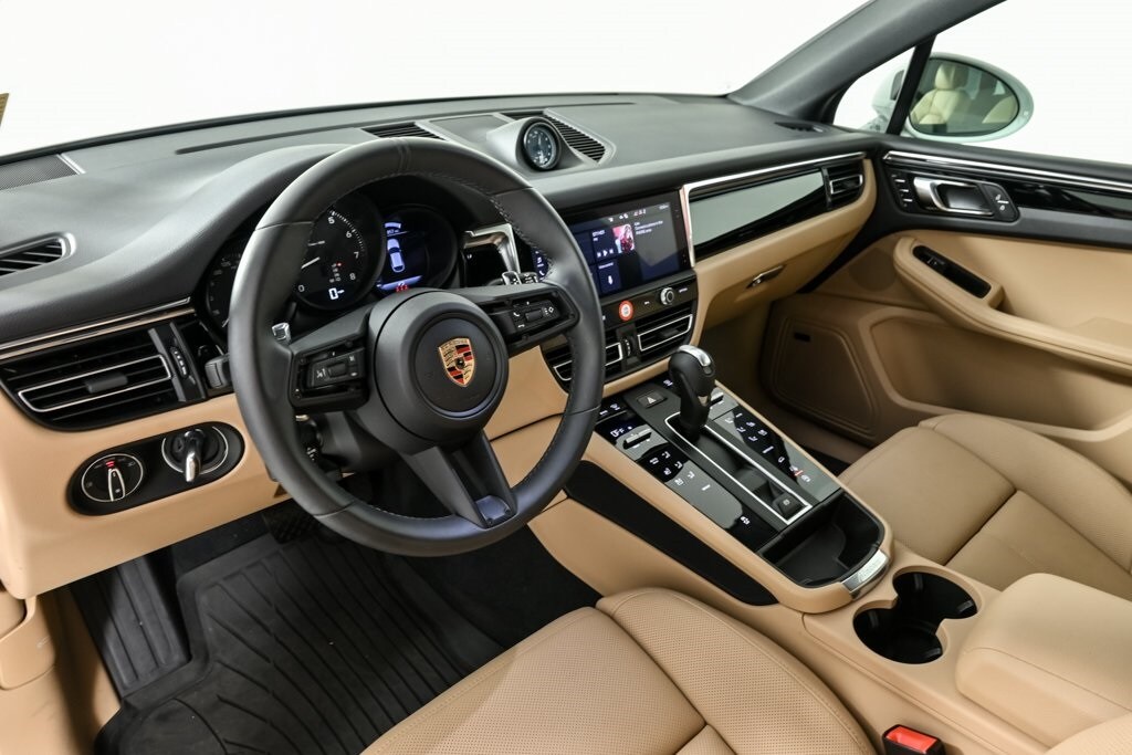 2025 Porsche Macan T photo 4