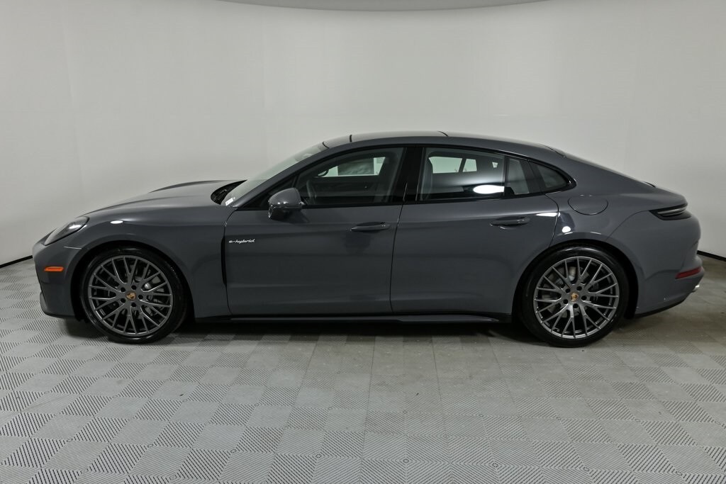 2026 Porsche Panamera E-Hybrid 4 photo 2