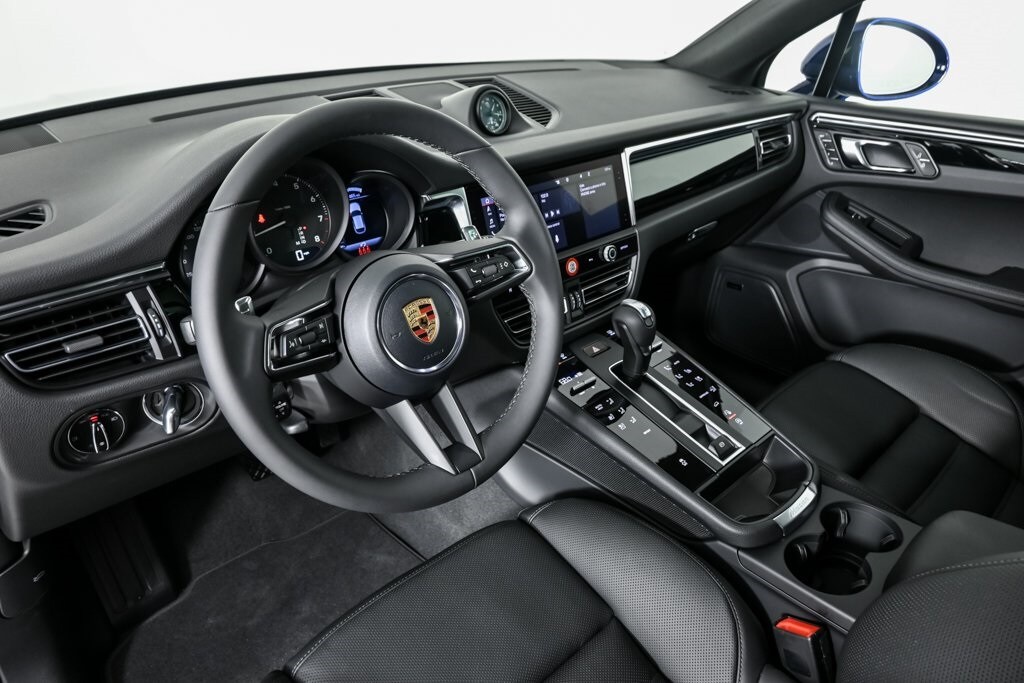 2026 Porsche Macan Base photo 4