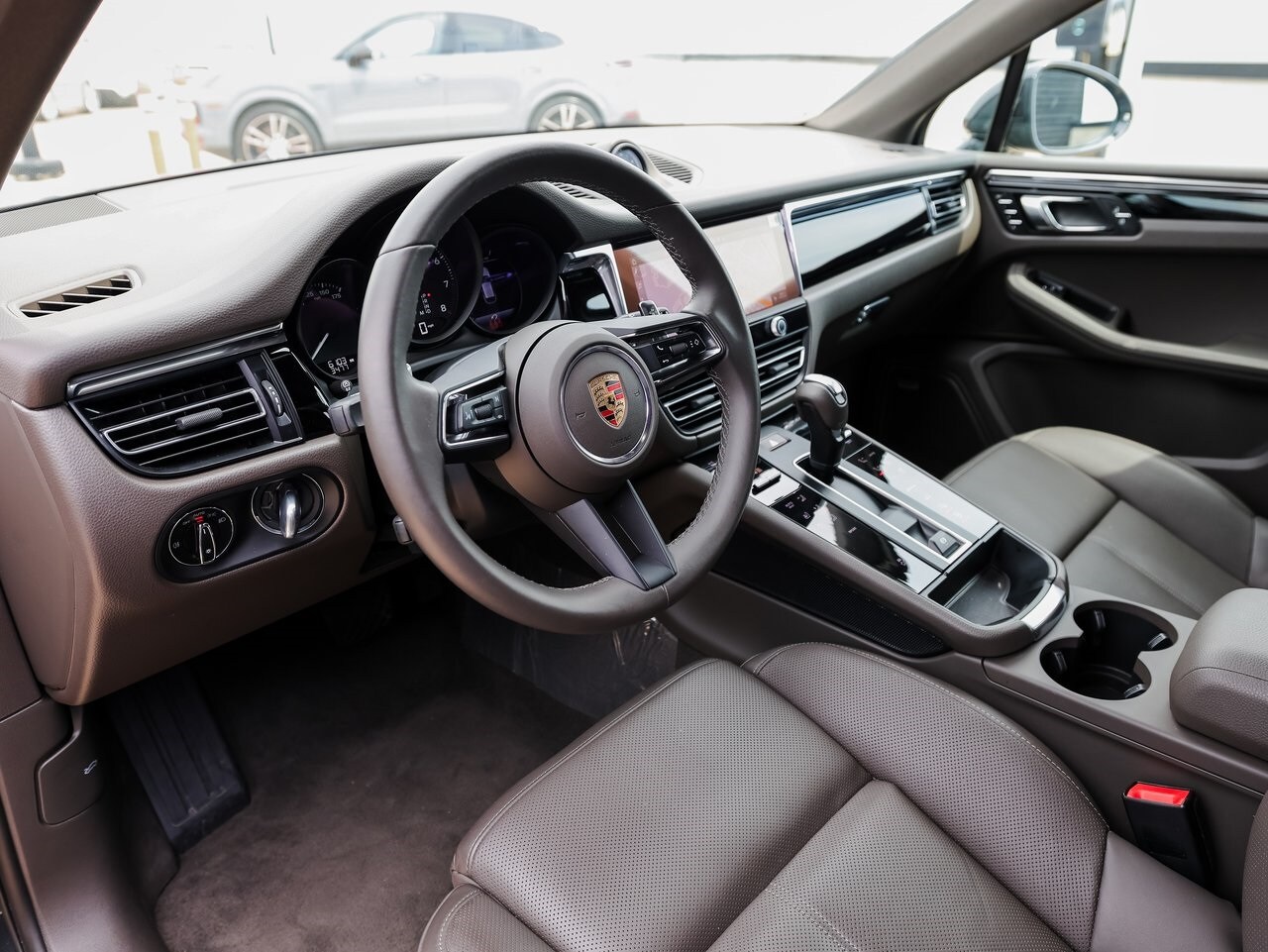 2025 Porsche Macan Base photo 4