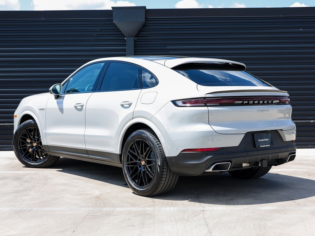 2025 Porsche Cayenne E-Hybrid Coupe photo 2