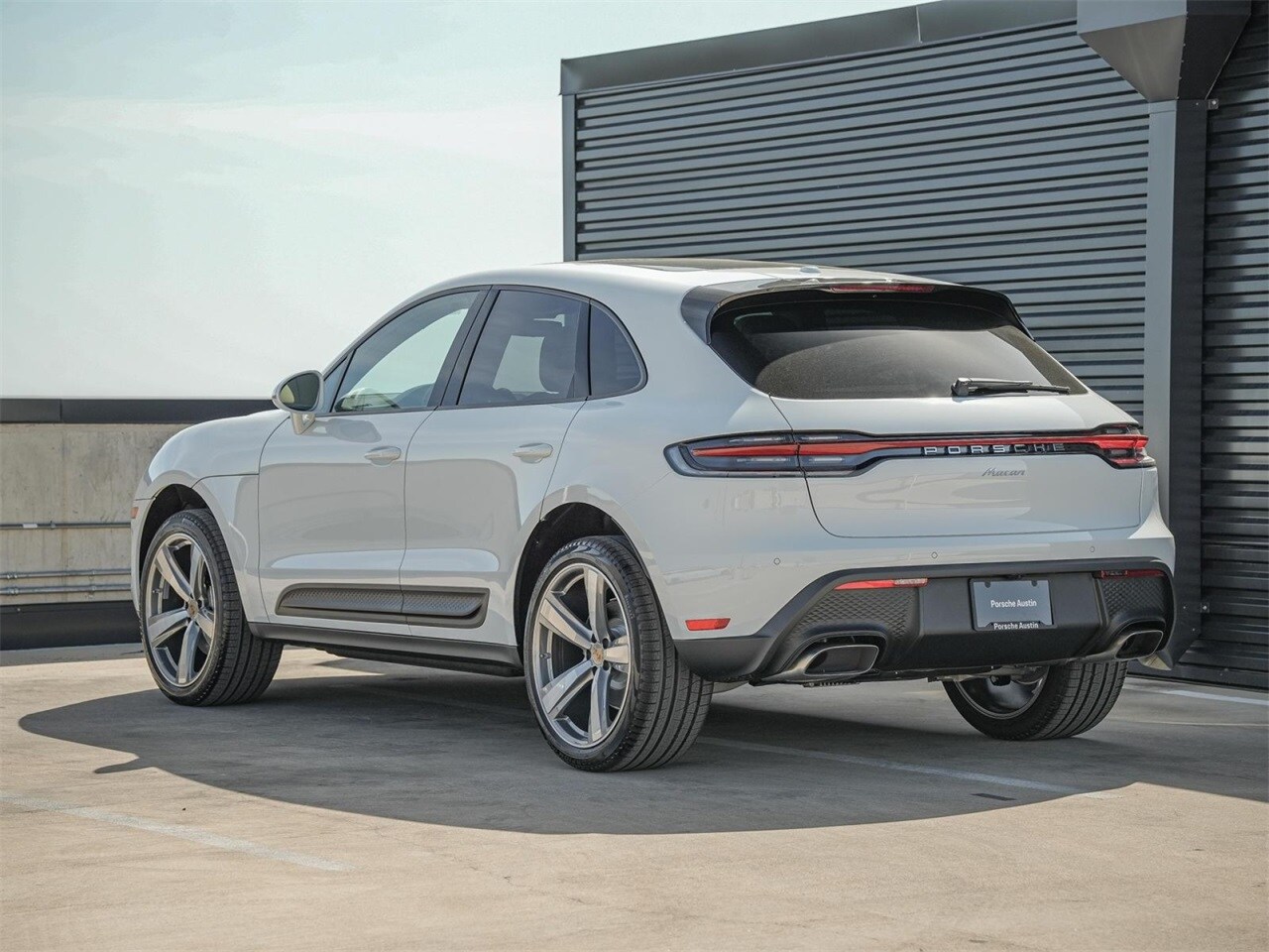 2025 Porsche Macan Base photo 2