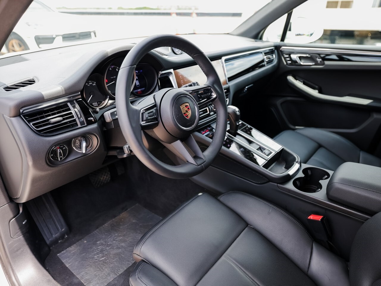 2025 Porsche Macan Base photo 4