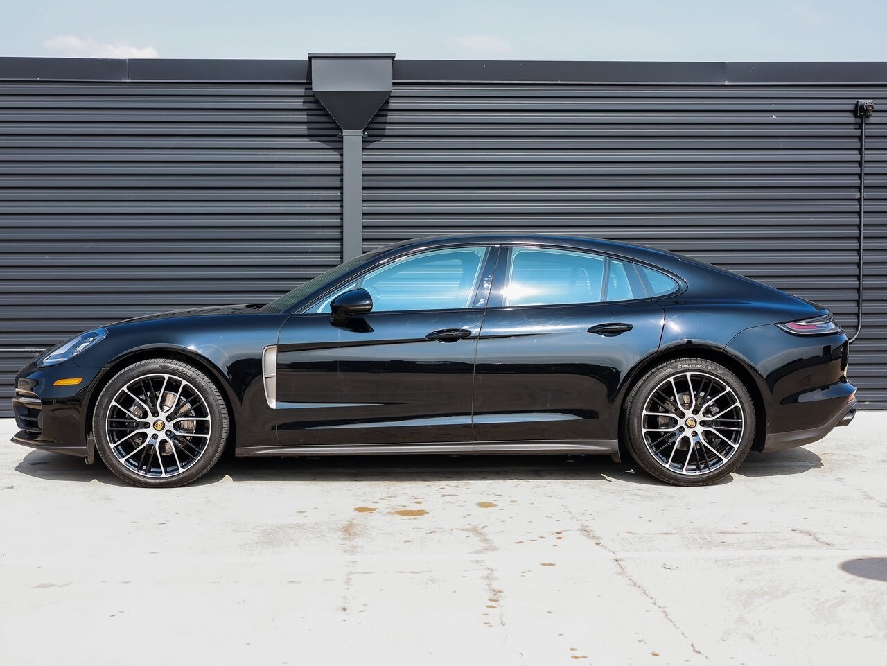2023 Porsche Panamera Platinum photo 2