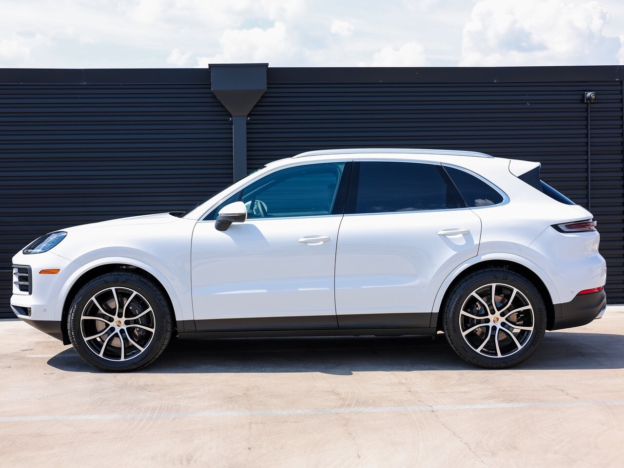 2025 Porsche Cayenne photo 2
