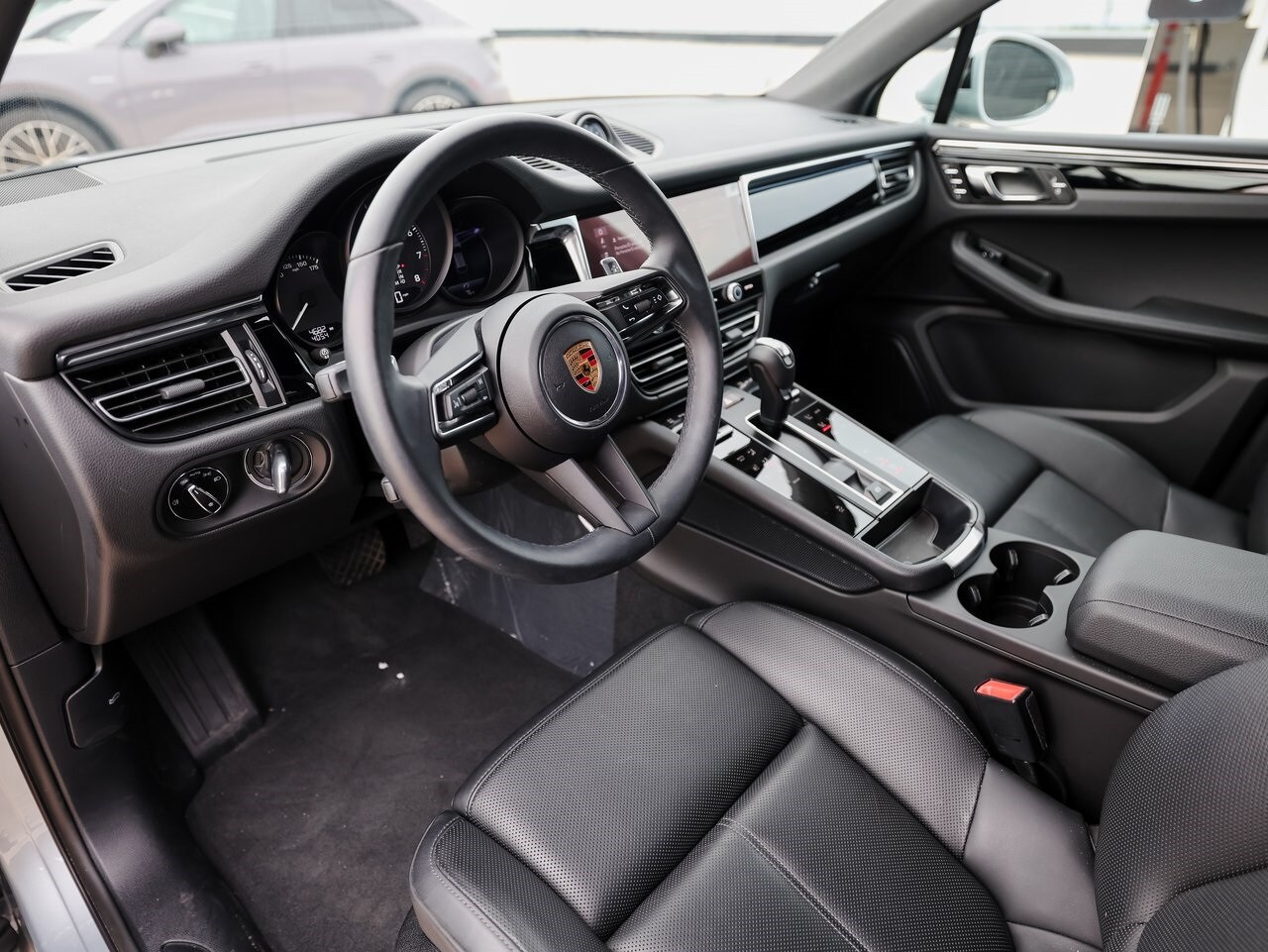 2025 Porsche Macan Base photo 4