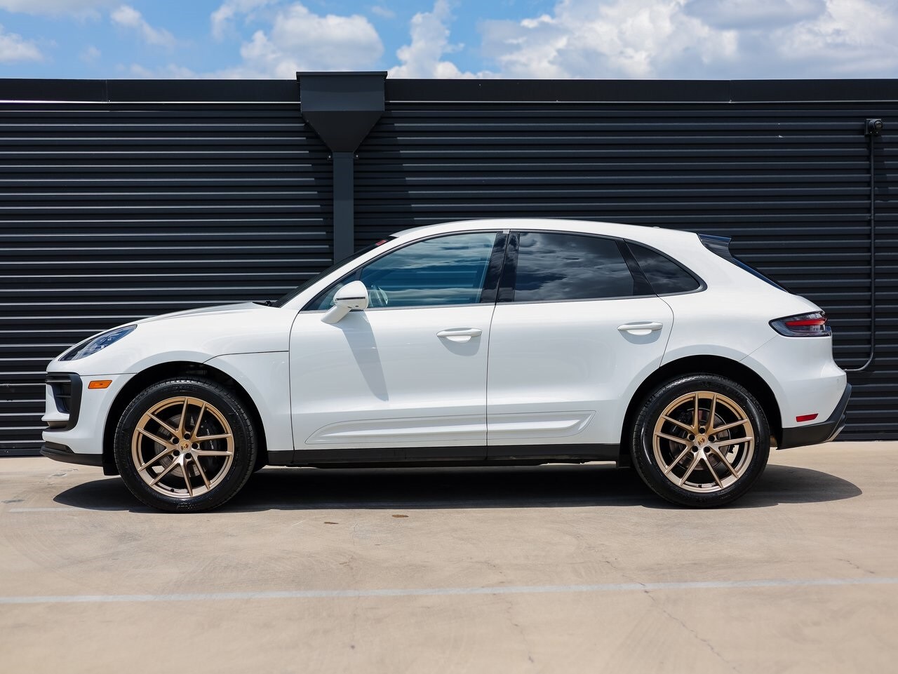 2025 Porsche Macan Base photo 2