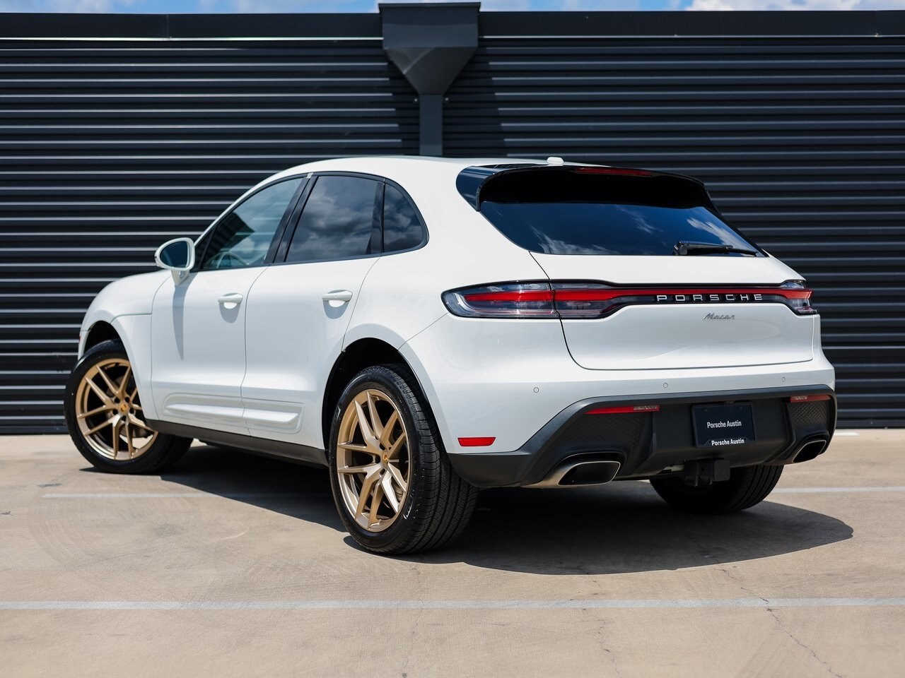 2025 Porsche Macan Base photo 3