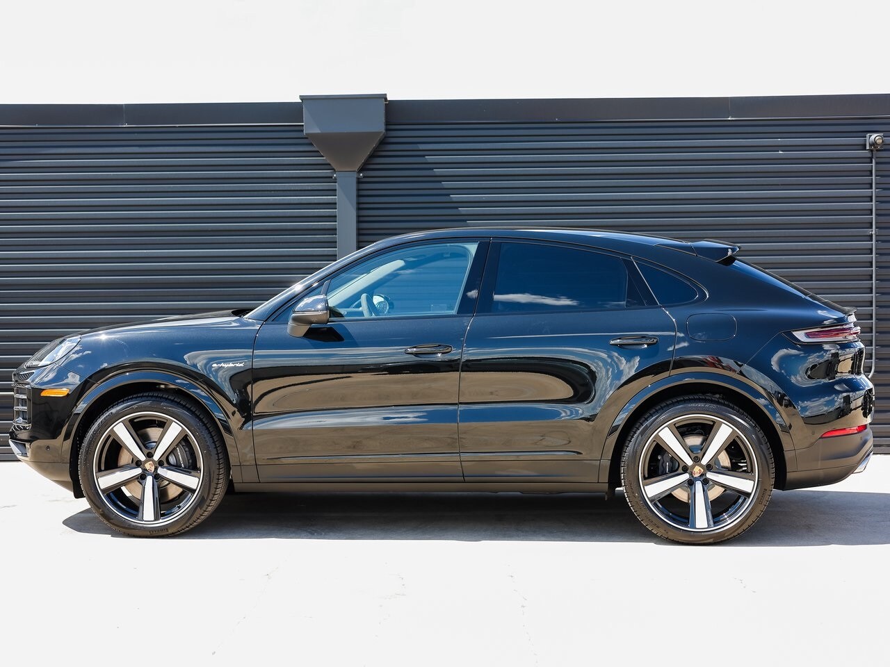 2025 Porsche Cayenne E-Hybrid Coupe photo 2
