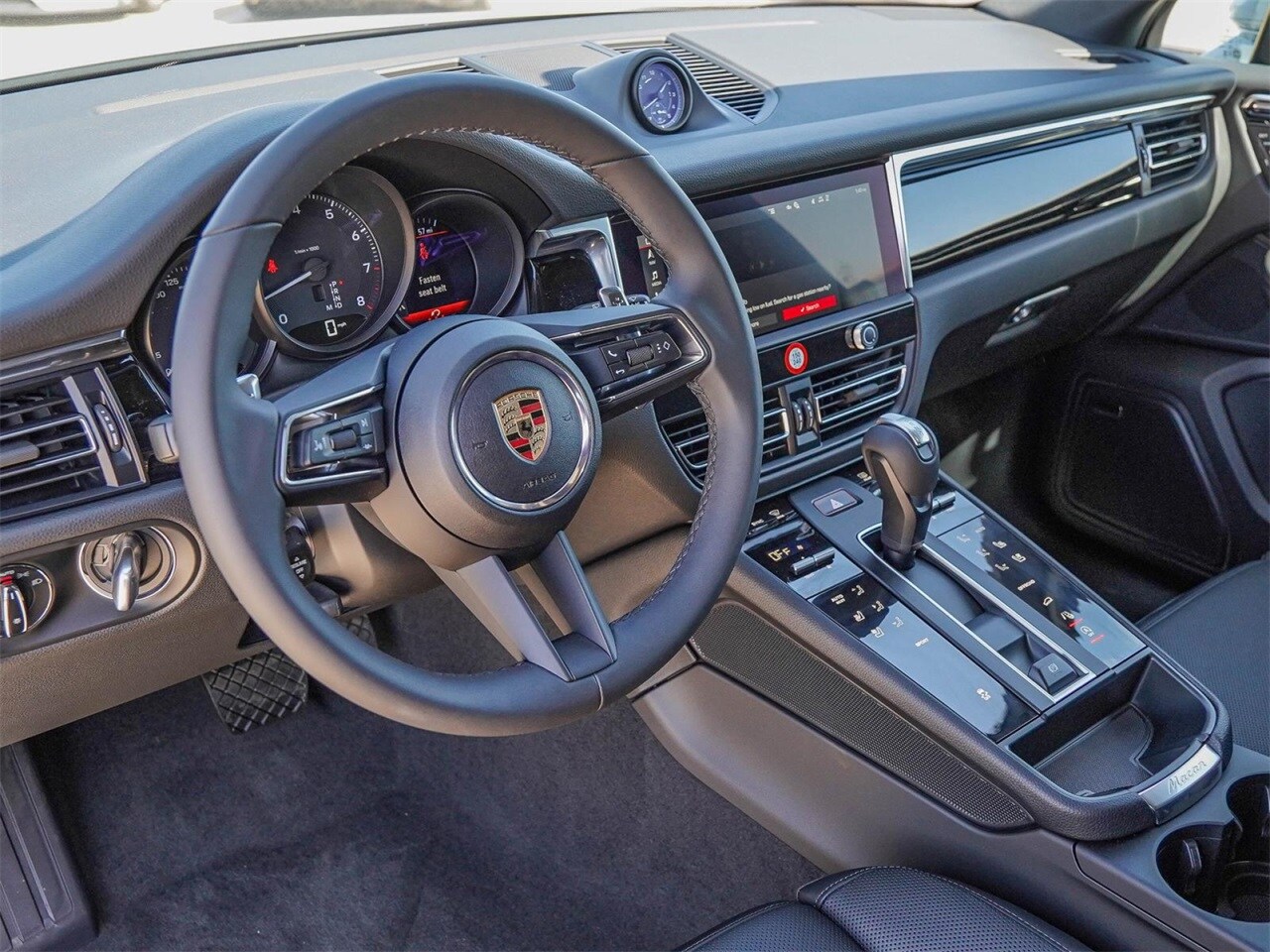 2025 Porsche Macan Base photo 4