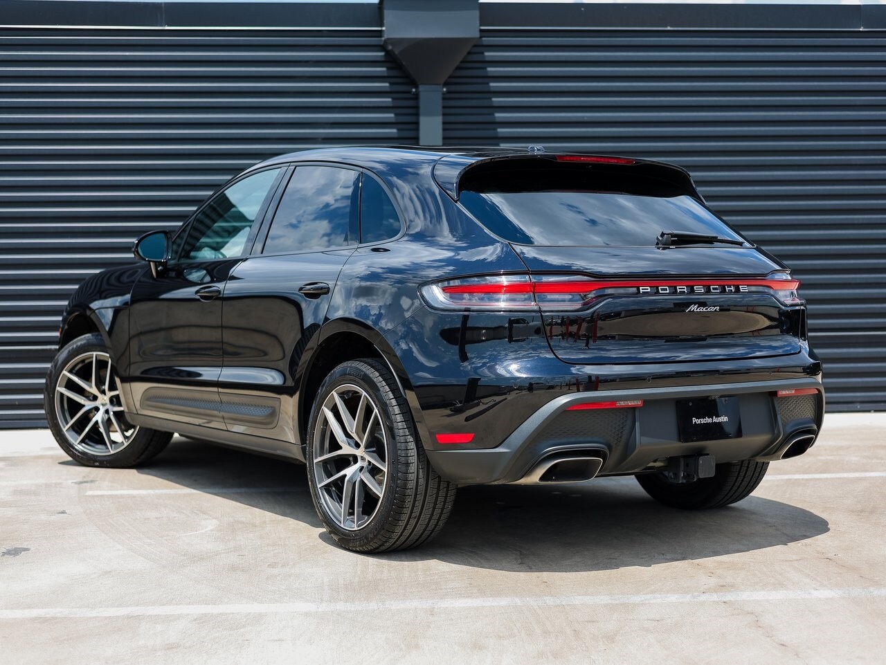 2025 Porsche Macan Base photo 3
