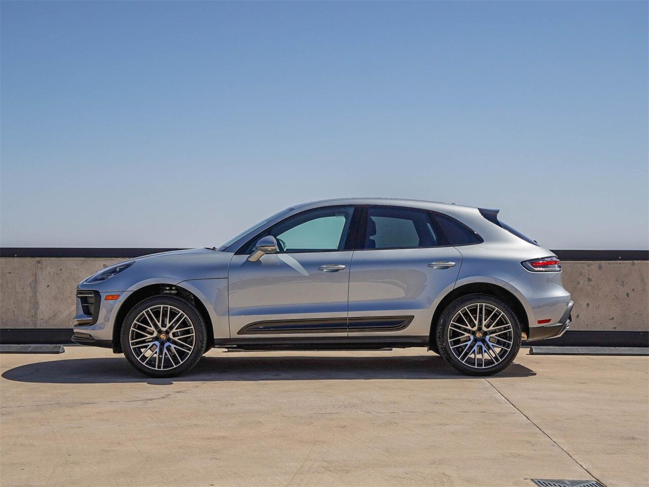 2025 Porsche Macan Base photo 2