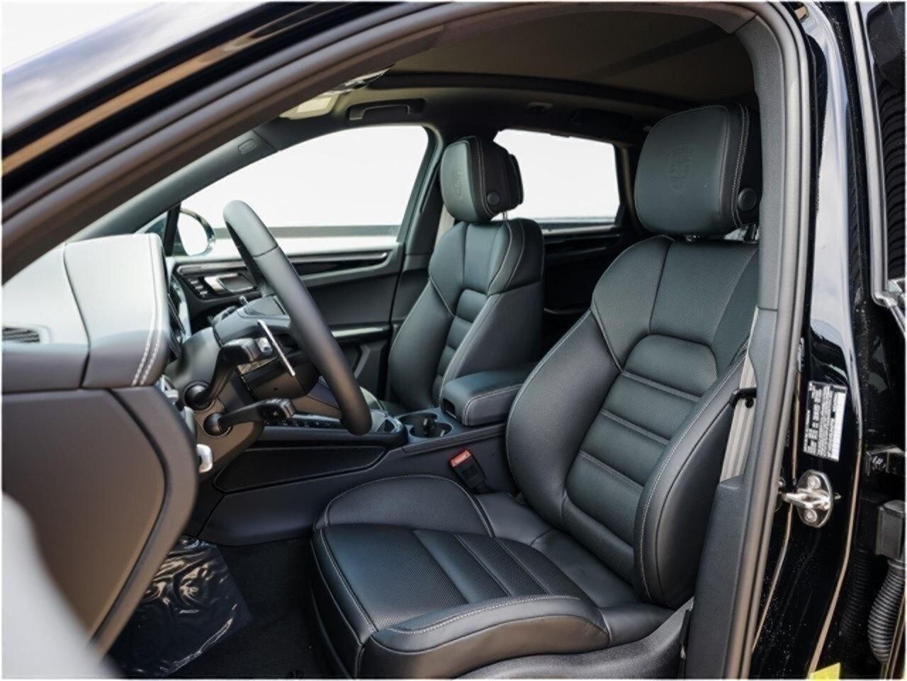2025 Porsche Macan S photo 4