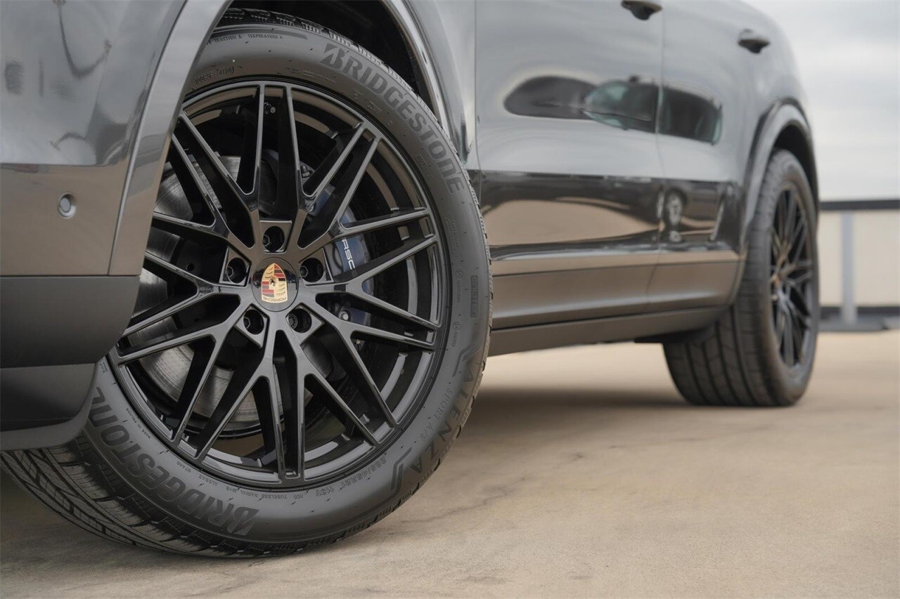 2025 Porsche Cayenne Coupe photo 2