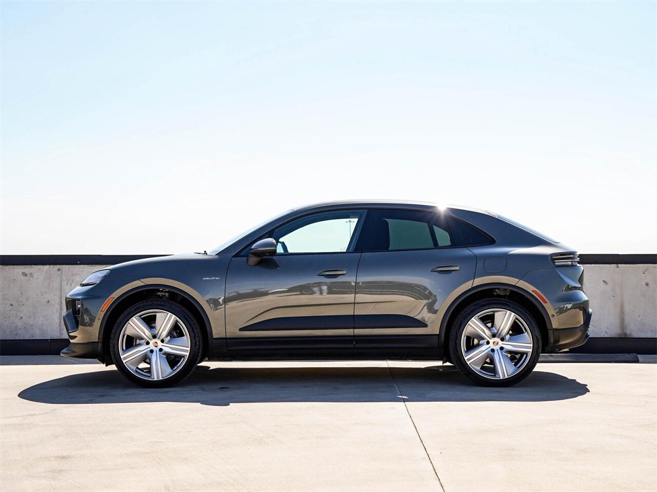 2025 Porsche Macan Electric photo 2