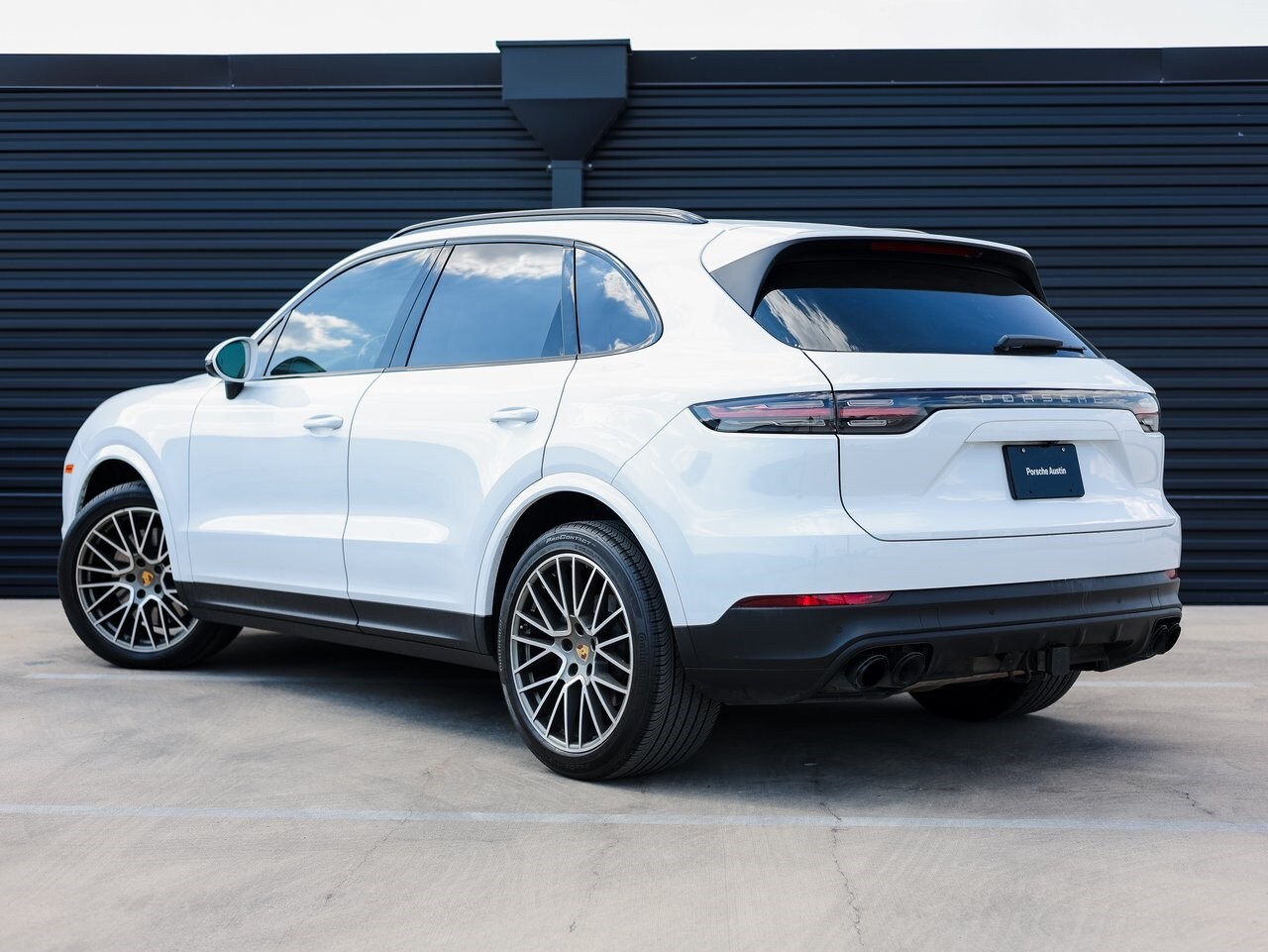 2023 Porsche Cayenne Platinum Edition photo 3