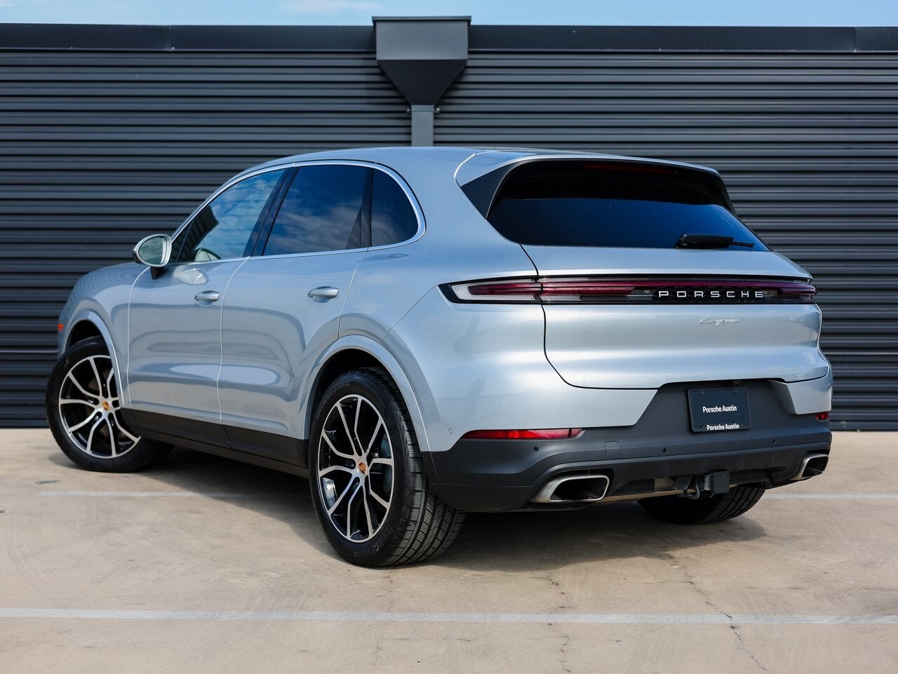 2025 Porsche Cayenne Base photo 2