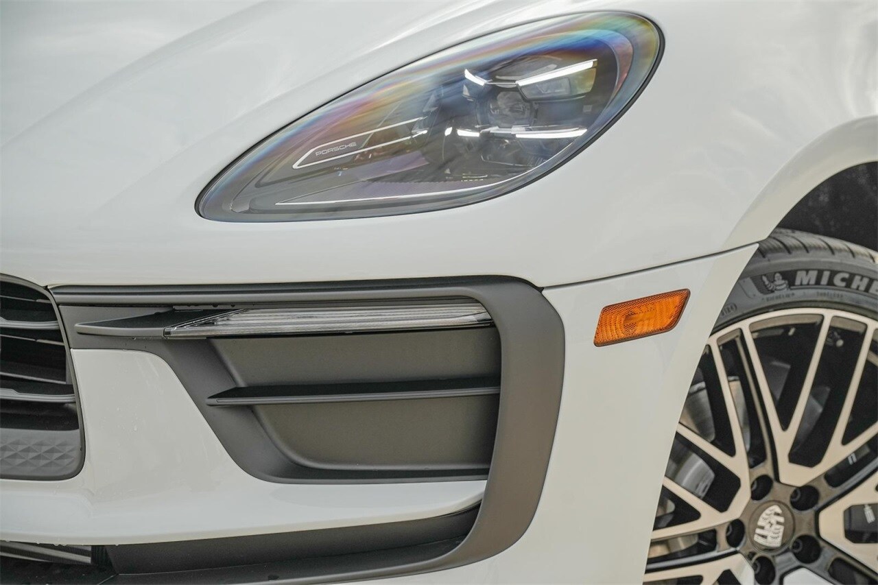 2025 Porsche Macan Base photo 3