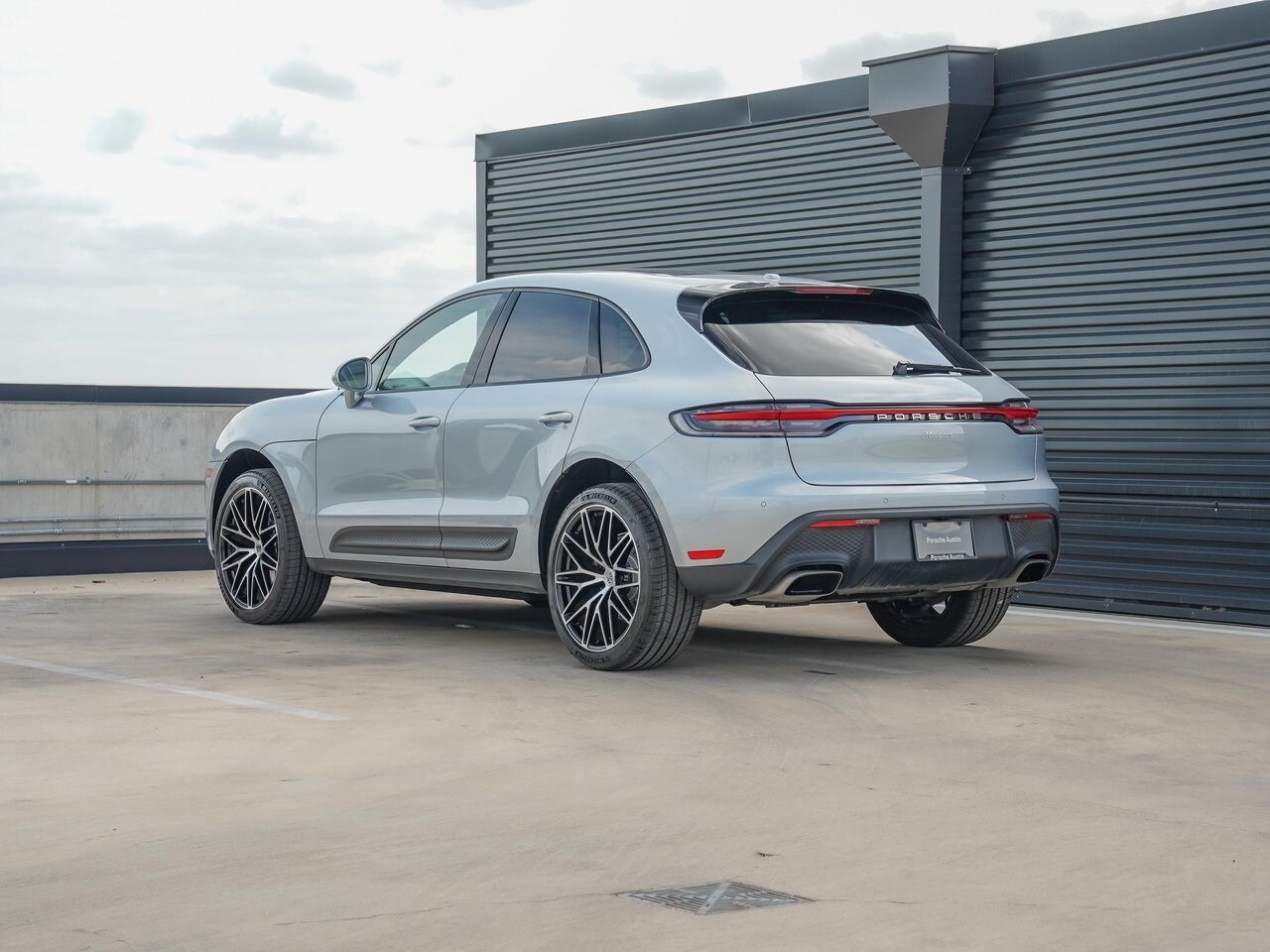 2025 Porsche Macan Base photo 3
