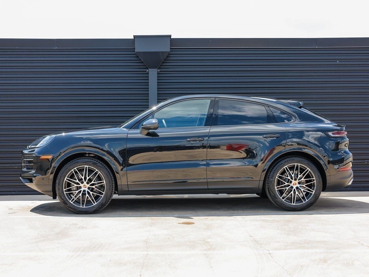 2025 Porsche Cayenne Coupe photo 2