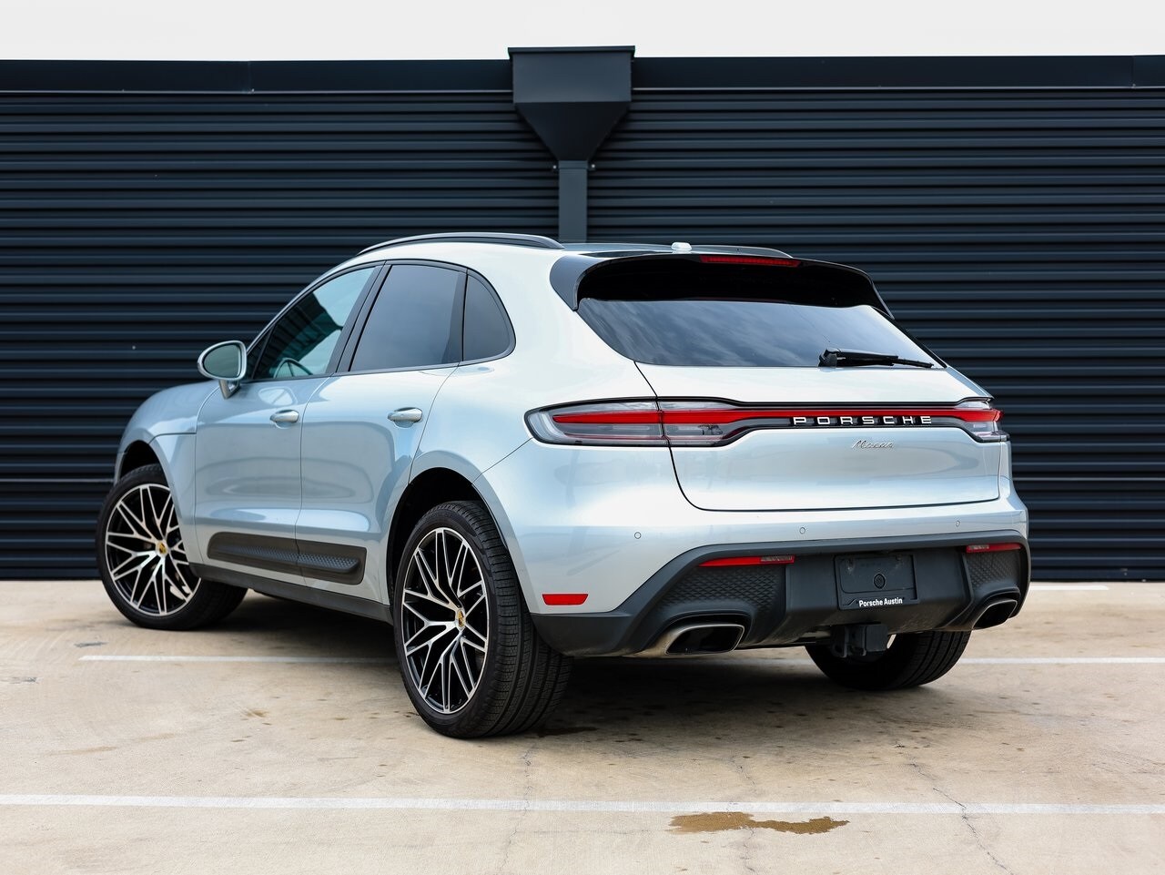 2025 Porsche Macan Base photo 3