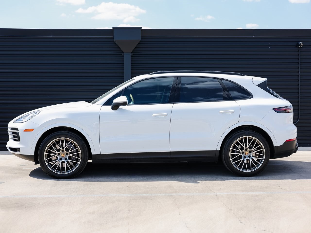 2023 Porsche Cayenne Platinum Edition photo 2