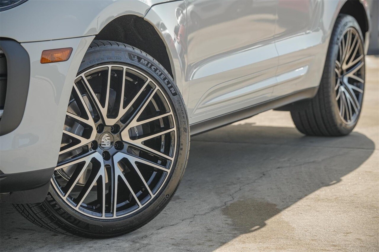 2025 Porsche Macan Base photo 2