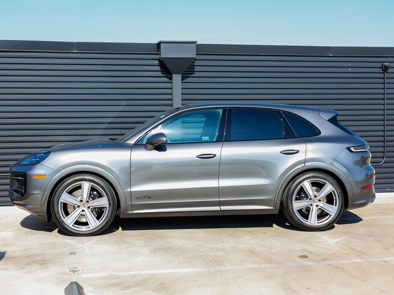 2026 Porsche Cayenne GTS photo 2