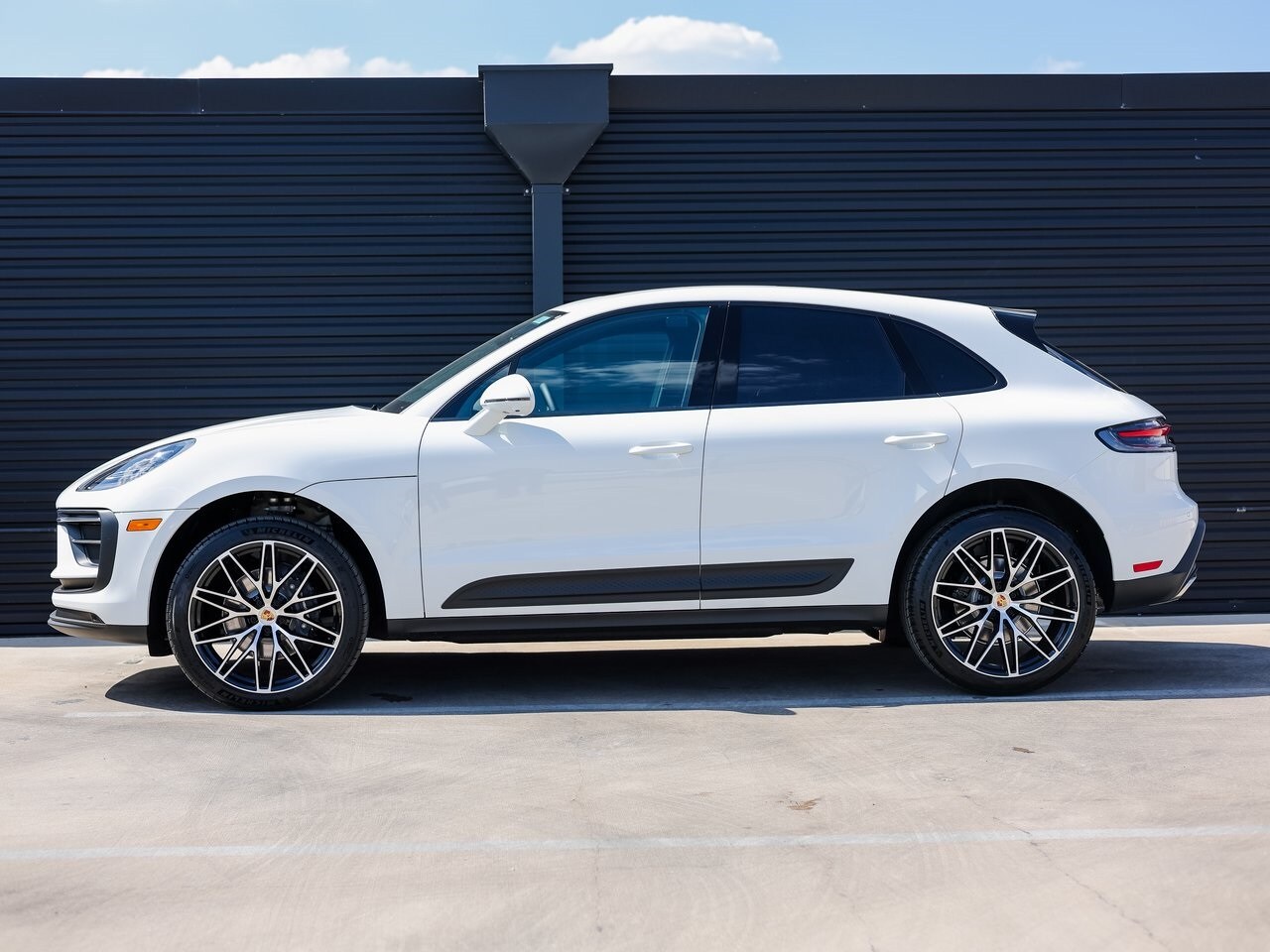 2026 Porsche Macan T photo 2