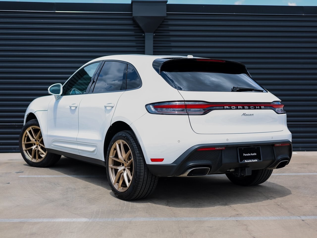 2025 Porsche Macan Base photo 3