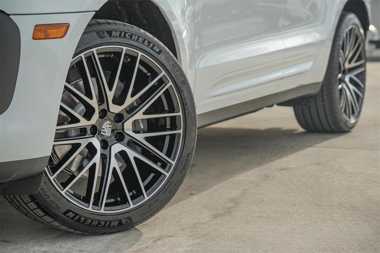 2025 Porsche Macan Base photo 2