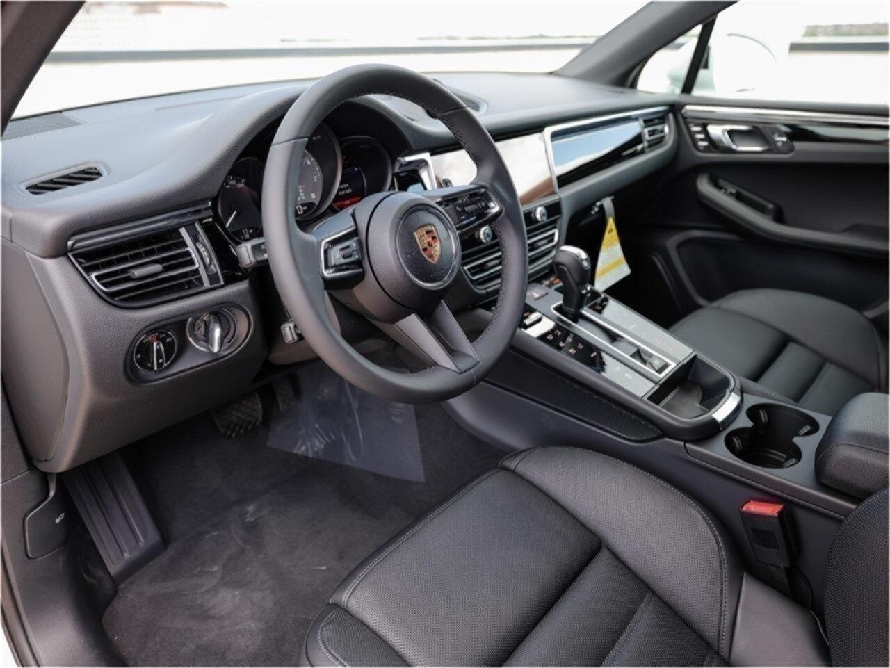 2025 Porsche Macan S photo 4