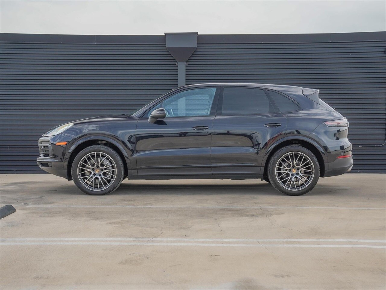 2022 Porsche Cayenne Platinum Edition photo 2