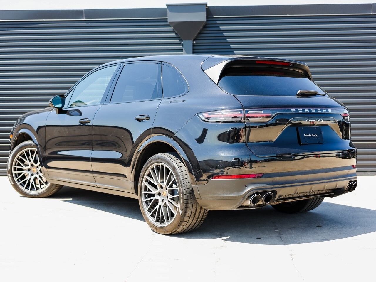 2022 Porsche Cayenne S photo 2