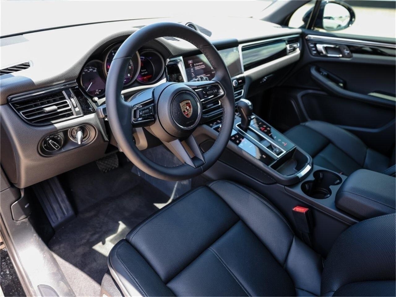 2025 Porsche Macan T photo 4