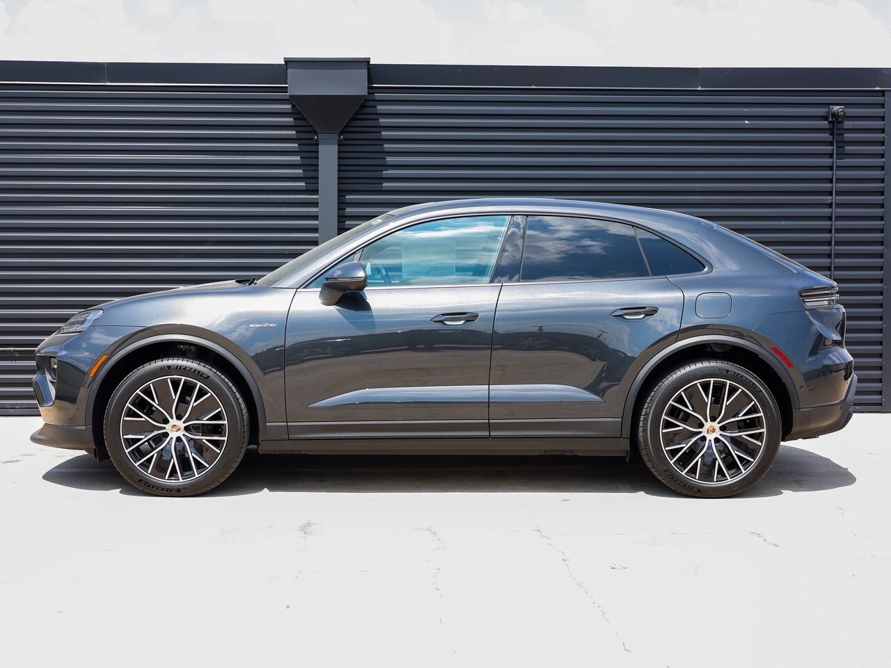 2025 Porsche Macan Electric photo 2