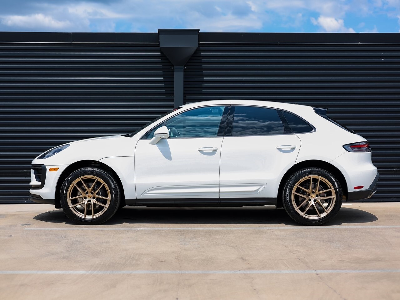 2025 Porsche Macan Base photo 2