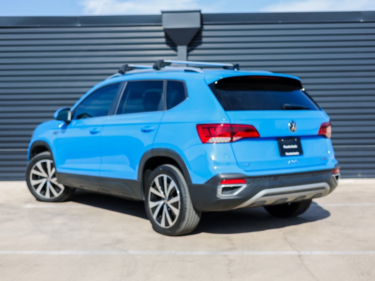 2022 Volkswagen Taos SE photo 2