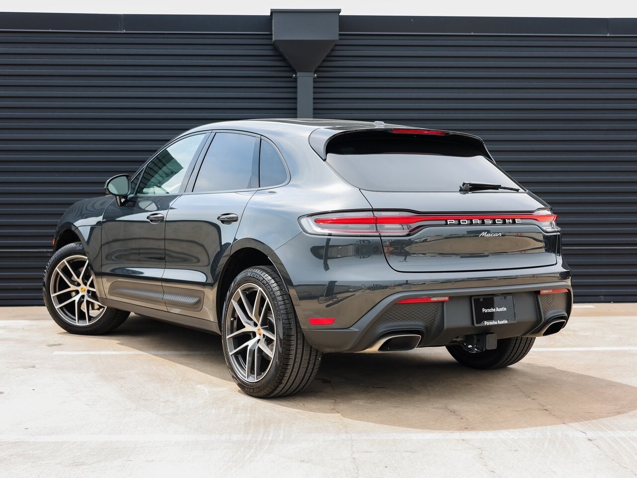 2025 Porsche Macan Base photo 3