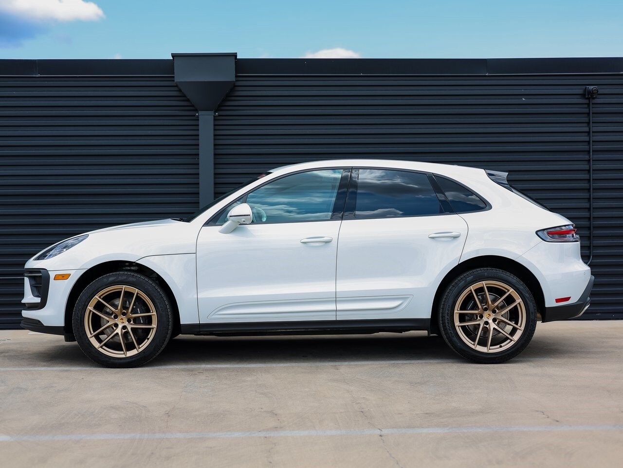 2025 Porsche Macan Base photo 2