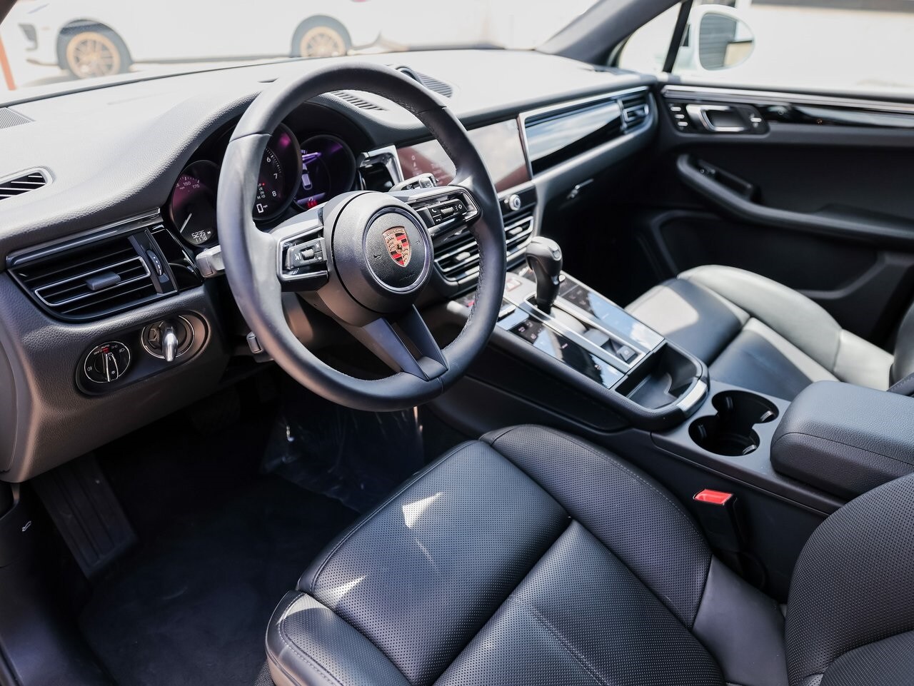 2025 Porsche Macan Base photo 4