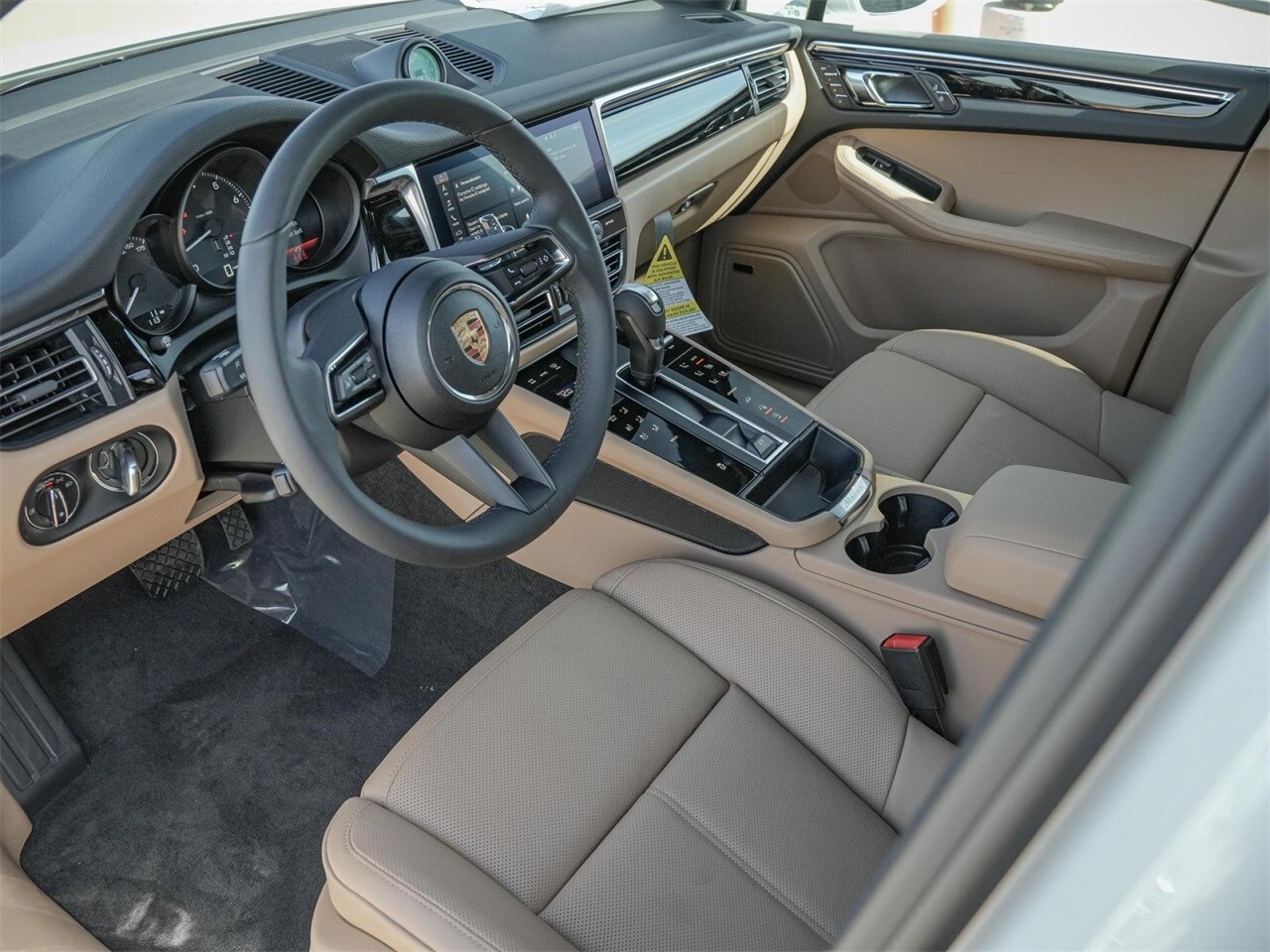 2025 Porsche Macan Base photo 3