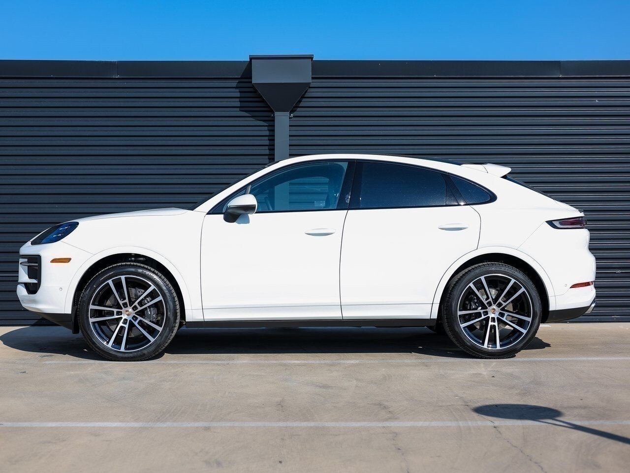 2025 Porsche Cayenne Coupe photo 2