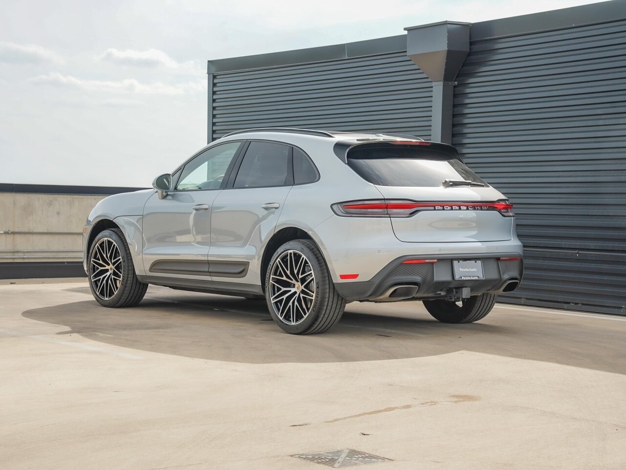 2025 Porsche Macan Base photo 3